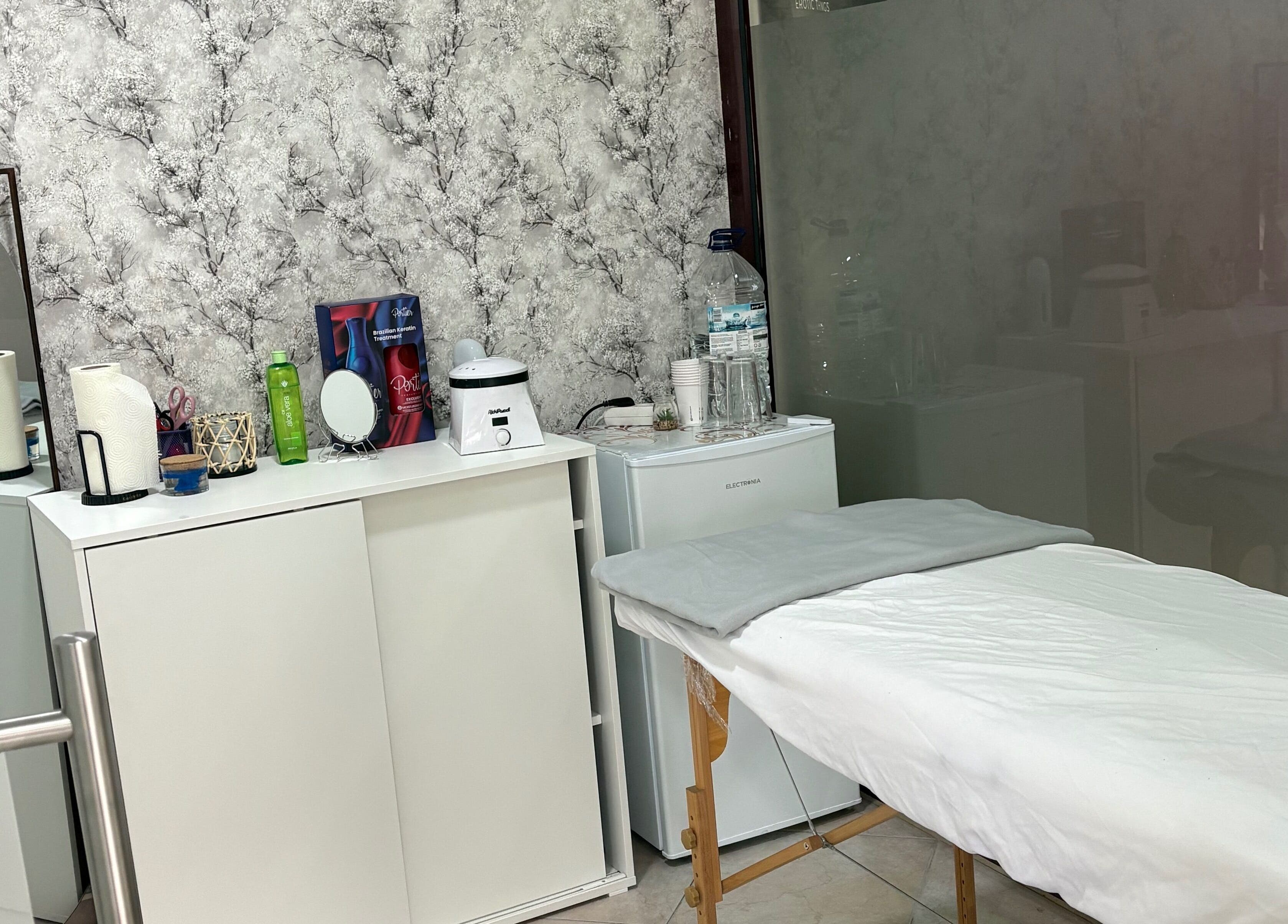 Sala de tratamento no Denise Dulino em Setúbal, Setúbal, PT, com decoração moderna e mesa de massagem.