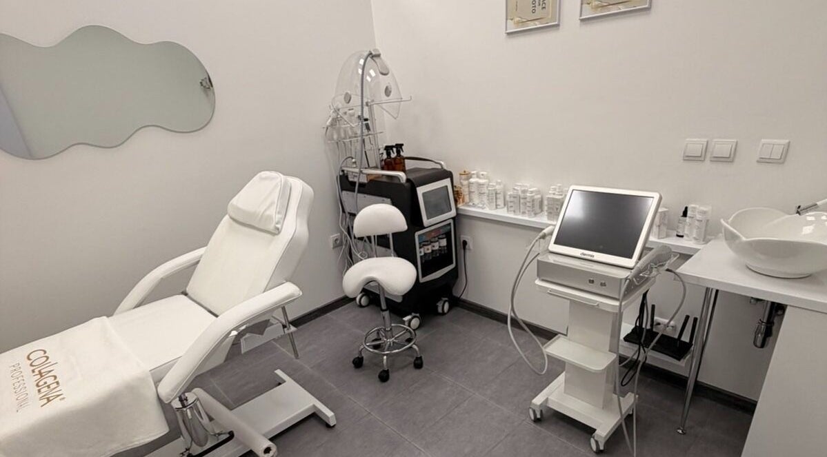 Dermal treatment room at Derma Aesthetics, Plovdiv, BG, featuring modern equipment and a comfortable chair.