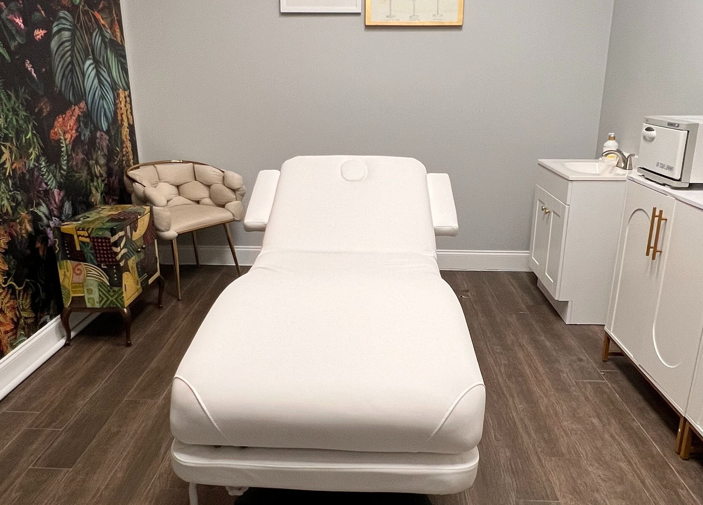 Relaxing treatment room at THE REVIVE BAR in Allen, Texas, US with a white spa bed and nature-inspired decor.