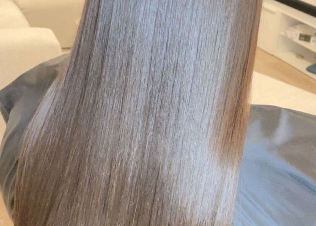 Cheveux lisses brillants chez Indiglam.Hair, Grigny, Île-de-France, FR.