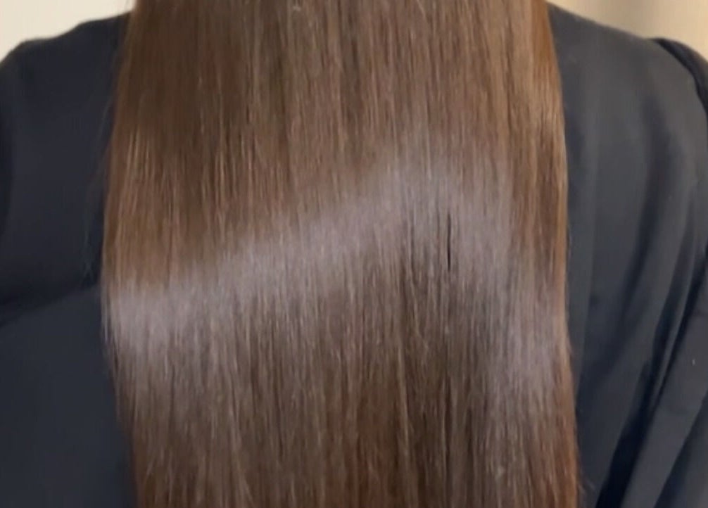 Cheveux lisses brillants chez Indiglam.Hair à Grigny, Île-de-France, FR. Soin beauté professionnel.