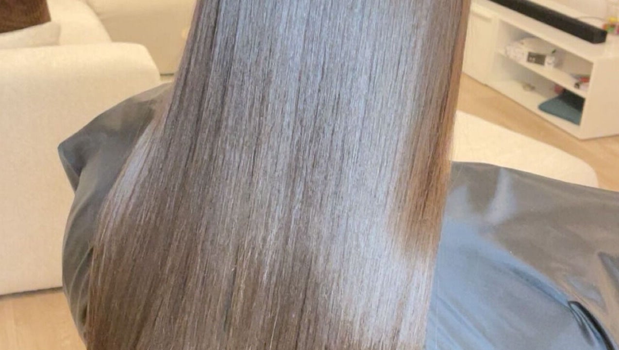 Cheveux lisses et soyeux réalisés chez Indiglam.Hair, Grigny, Île-de-France, FR.