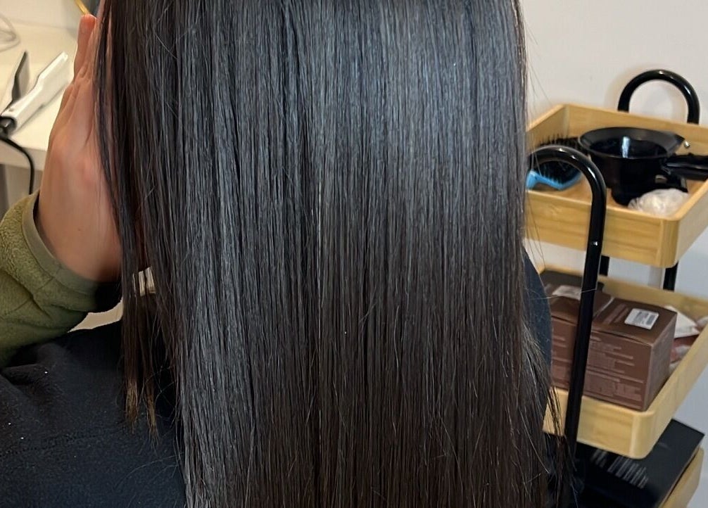 Coiffure élégante chez Indiglam.Hair à Grigny, Île-de-France, FR, montrant des cheveux lisses et brillants.