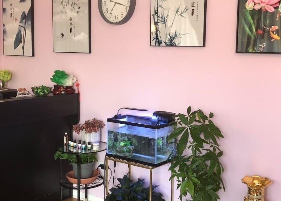 Reception area at Rainbow Spa in Schaumburg, Illinois, US, featuring elegant decor and a serene fish tank.