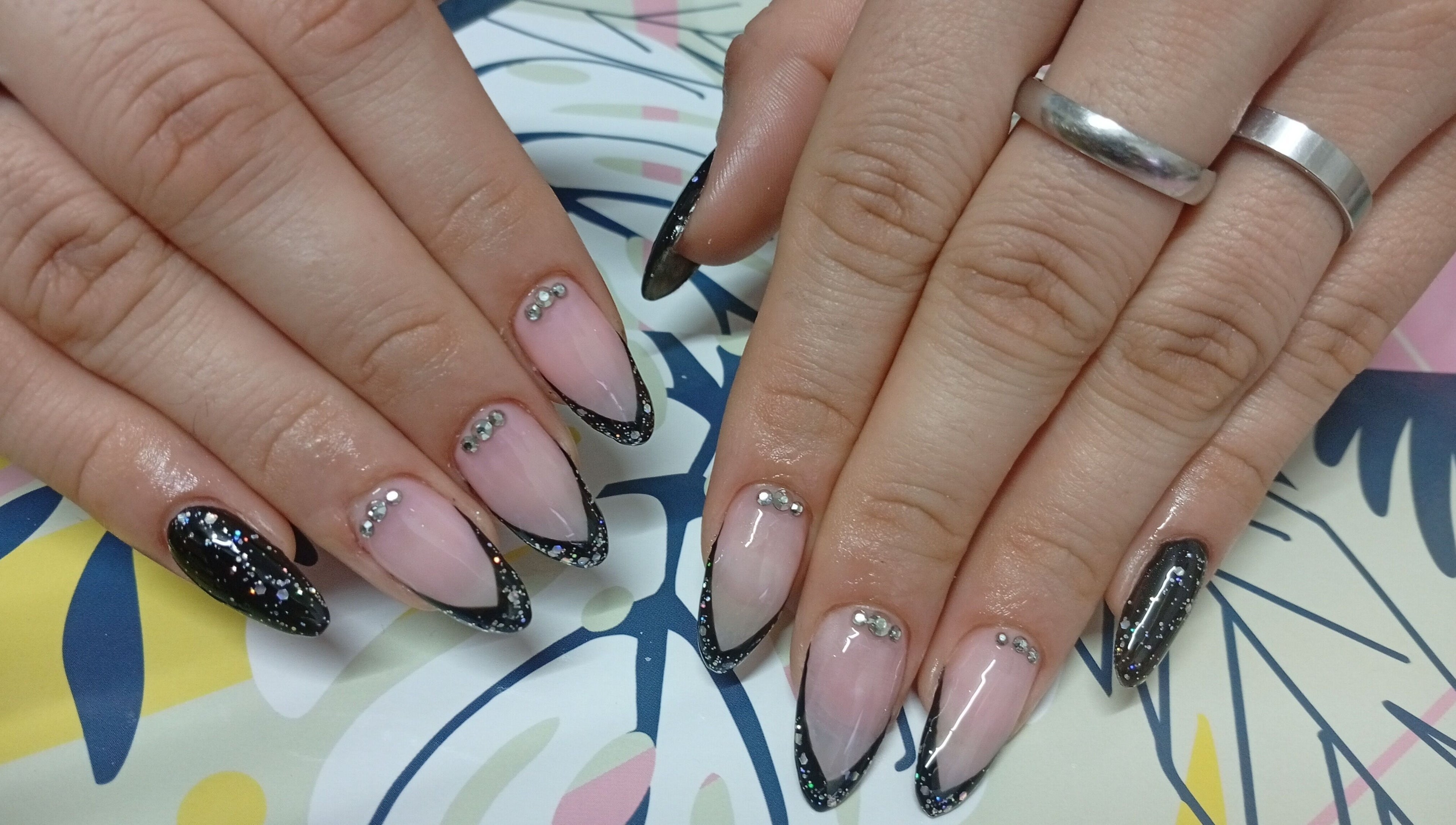Stylish nail art with black glitter tips at Vibras Nails, Rosario, Santa Fe, AR.