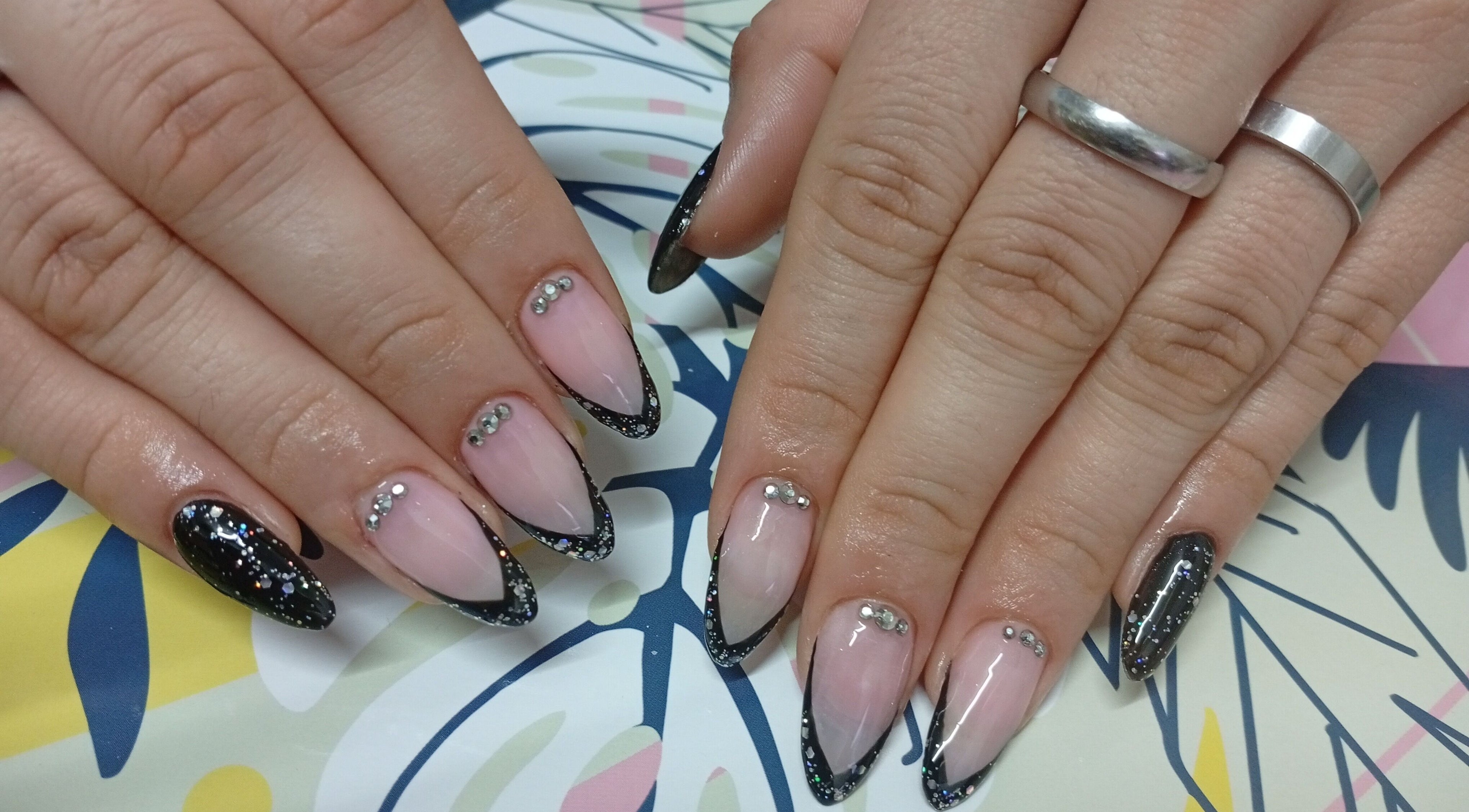 Stylish nail art with black glitter tips at Vibras Nails, Rosario, Santa Fe, AR.