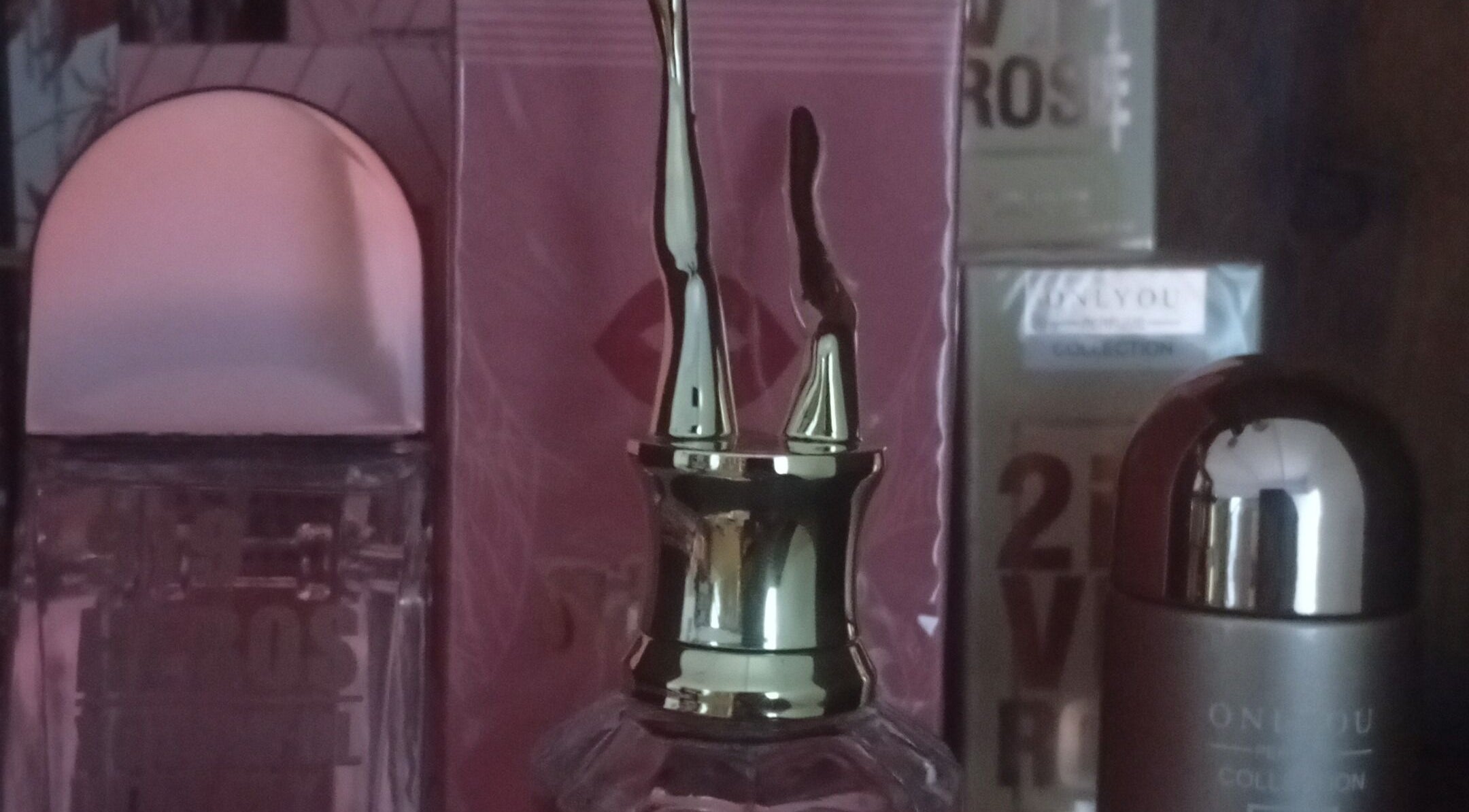 Elegant perfume bottles on display at Vibras Nails in Rosario, Santa Fe, AR, showcasing beauty and luxe wellness.