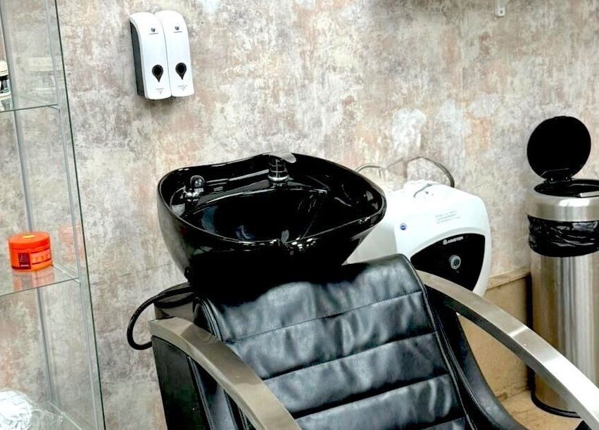 Modern hair washing station at Dreads by Dy, London, England, GB with sleek design and cozy atmosphere.