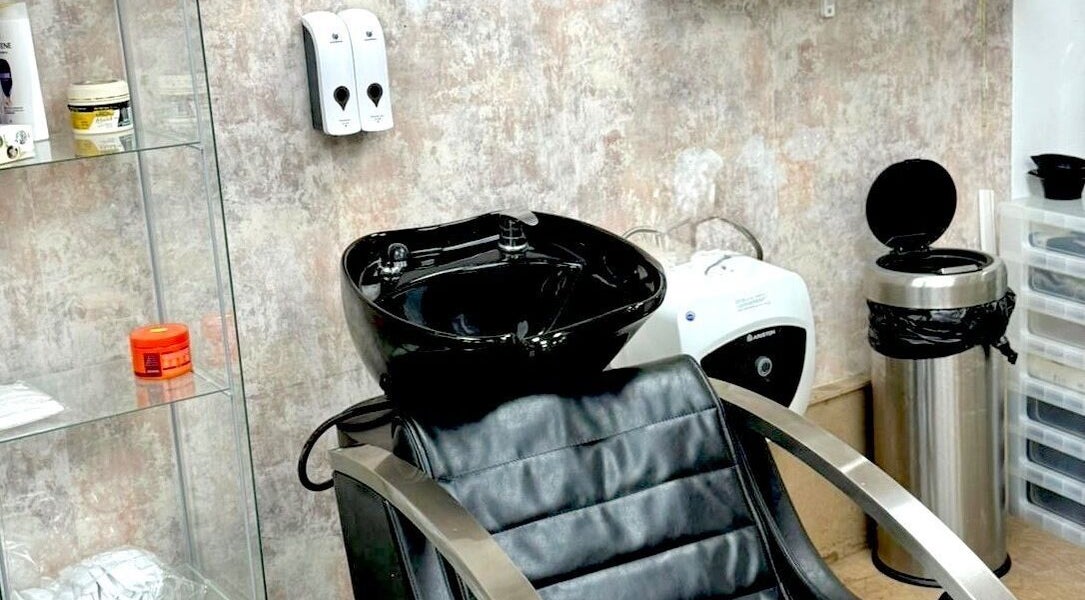 Modern hair washing station at Dreads by Dy, London, England, GB with sleek design and cozy atmosphere.