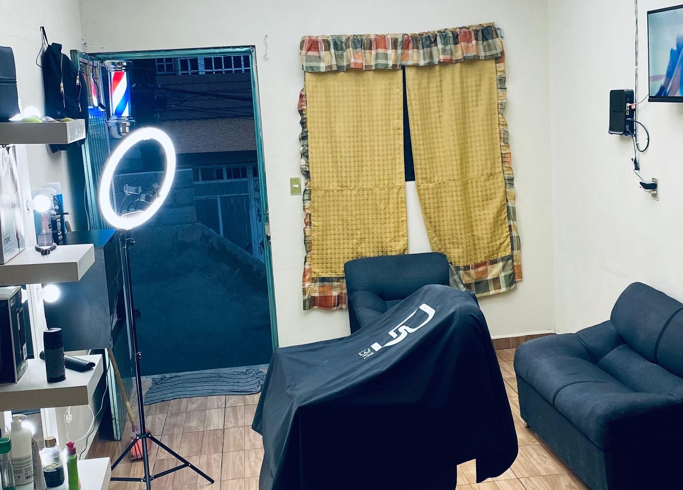 Interior acogedor de Cubas barber en Ojo De Agua, Estado De México, MX, con sillones y equipo profesional.