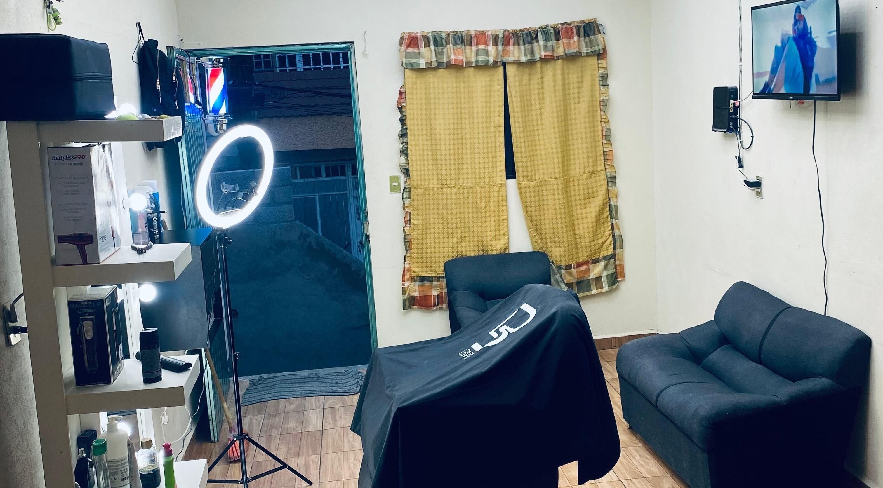 Interior acogedor de Cubas barber en Ojo De Agua, Estado De México, MX, con sillones y equipo profesional.