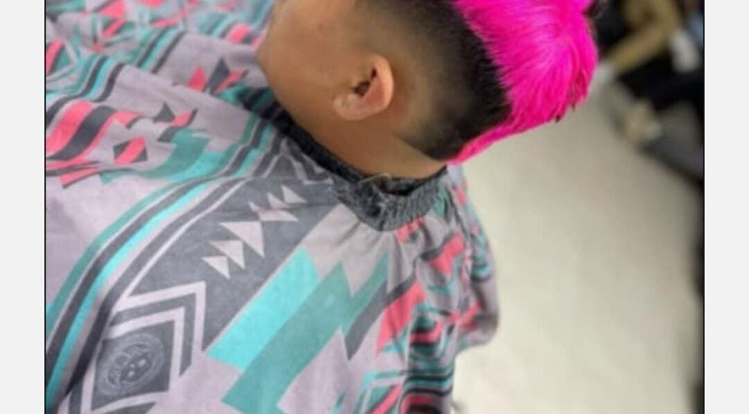 Corte de cabello con color rosa brillante realizado en Cubas barber, Ojo De Agua, Estado De México, MX.