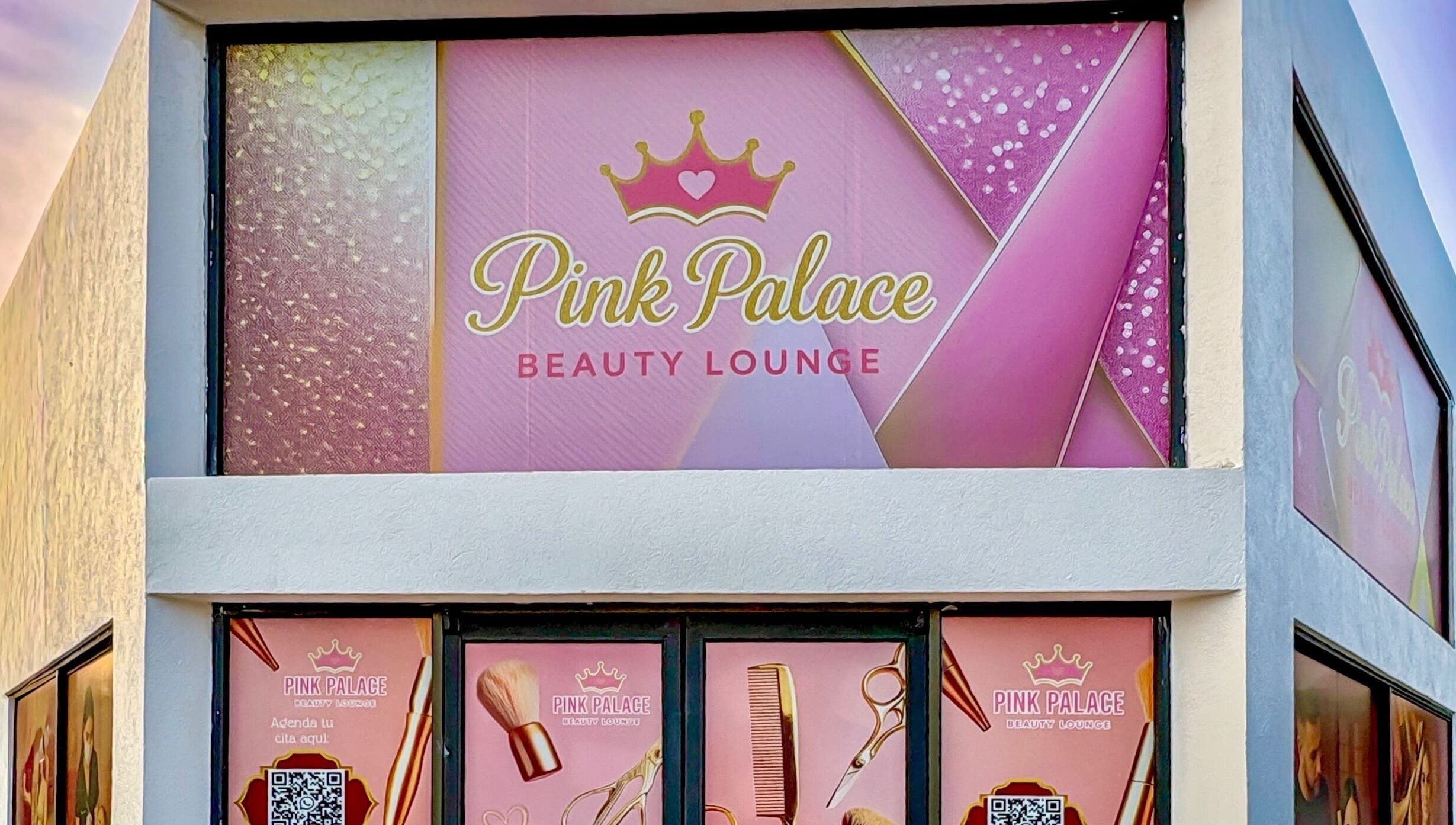 Exterior of Pink Palace Beauty Lounge in Cuernavaca, Morelos, MX showcasing its vibrant pink signage.