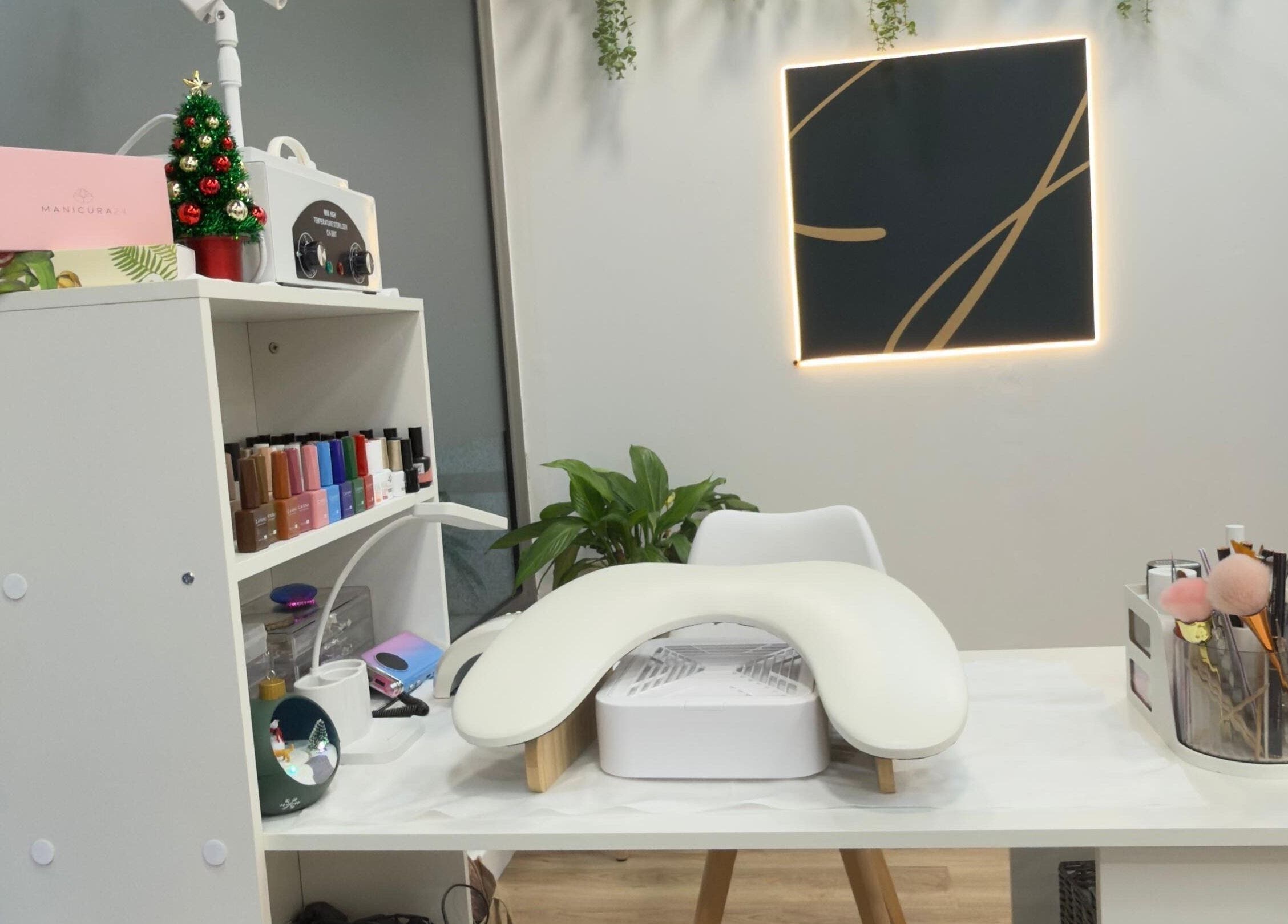 Mesa de manicura en Tais uñas, L'Escala, Catalunya, ES, con esmaltes y decoración moderna.