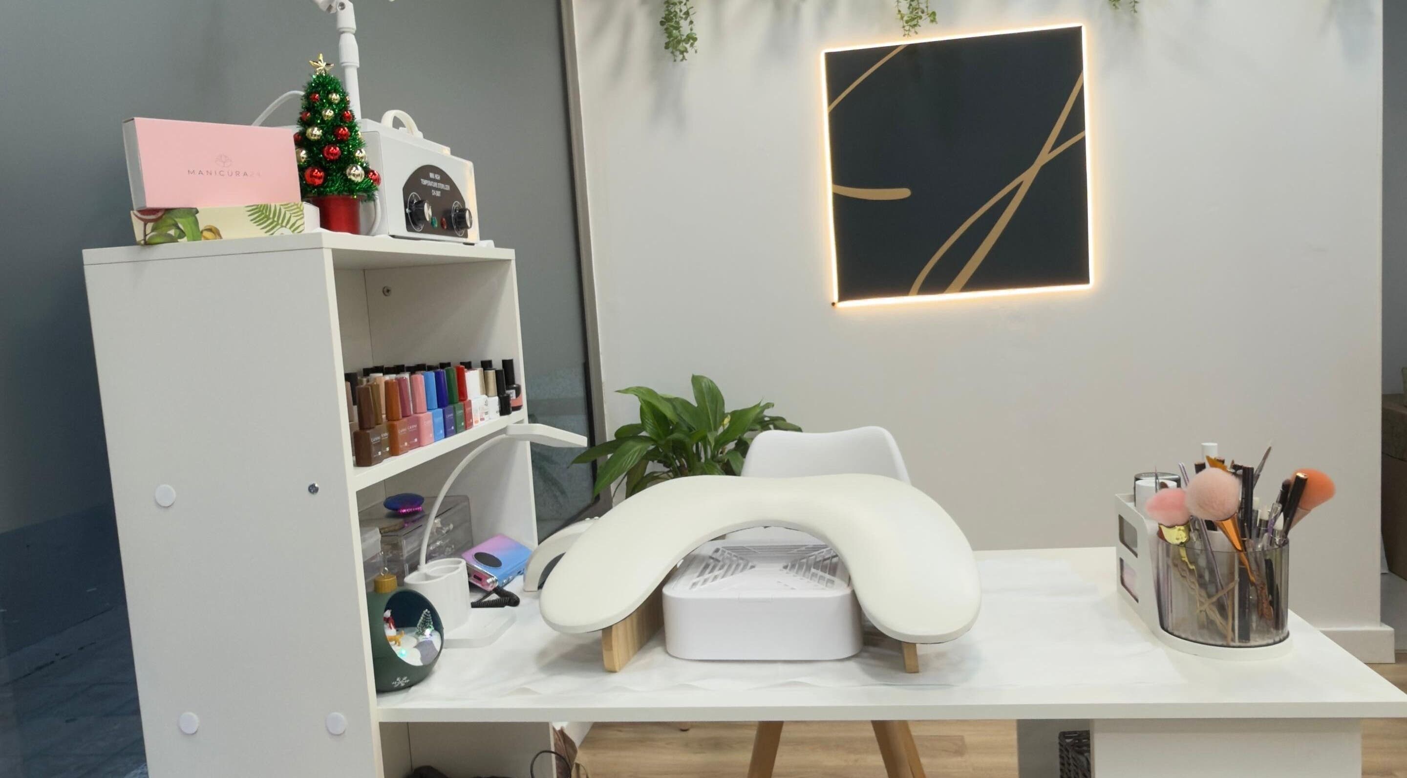 Mesa de manicura en Tais uñas, L'Escala, Catalunya, ES, con esmaltes y decoración moderna.