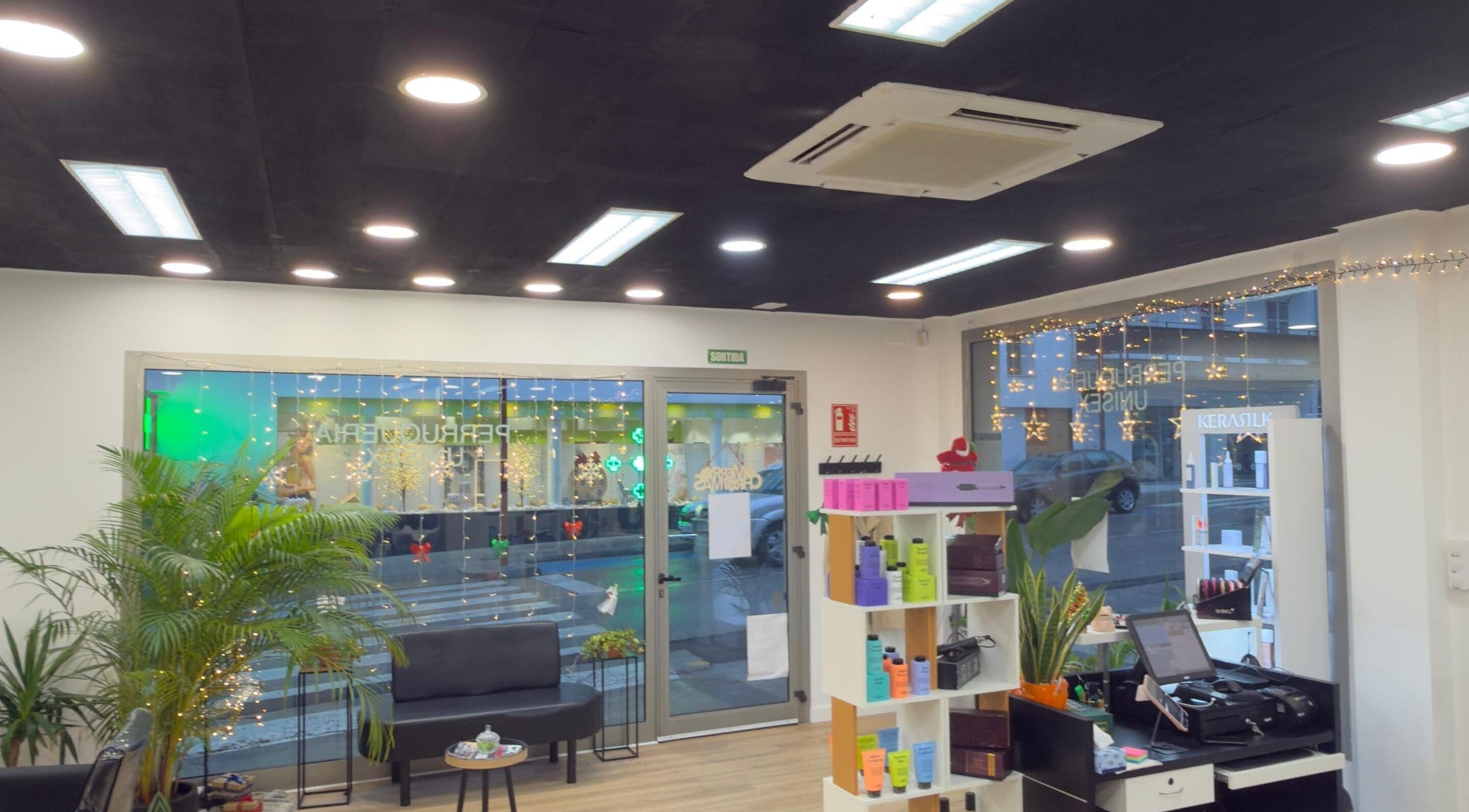 Acogedor interior de Tais uñas en L'Escala, Catalunya, ES, con decoración moderna y plantas verdes.