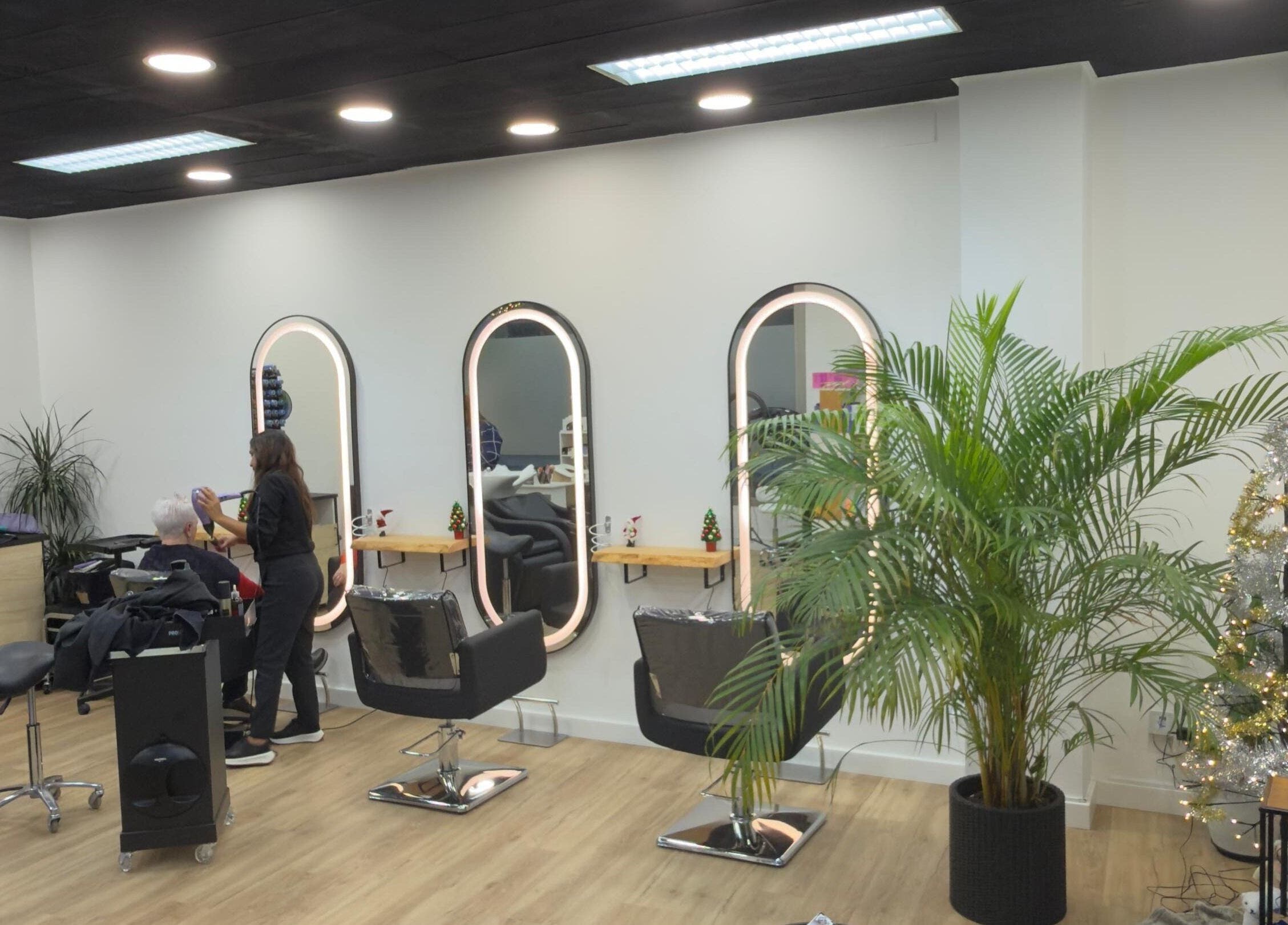 Interior de Tais uñas en L'Escala, Catalunya, ES, con asientos y decoración moderna.