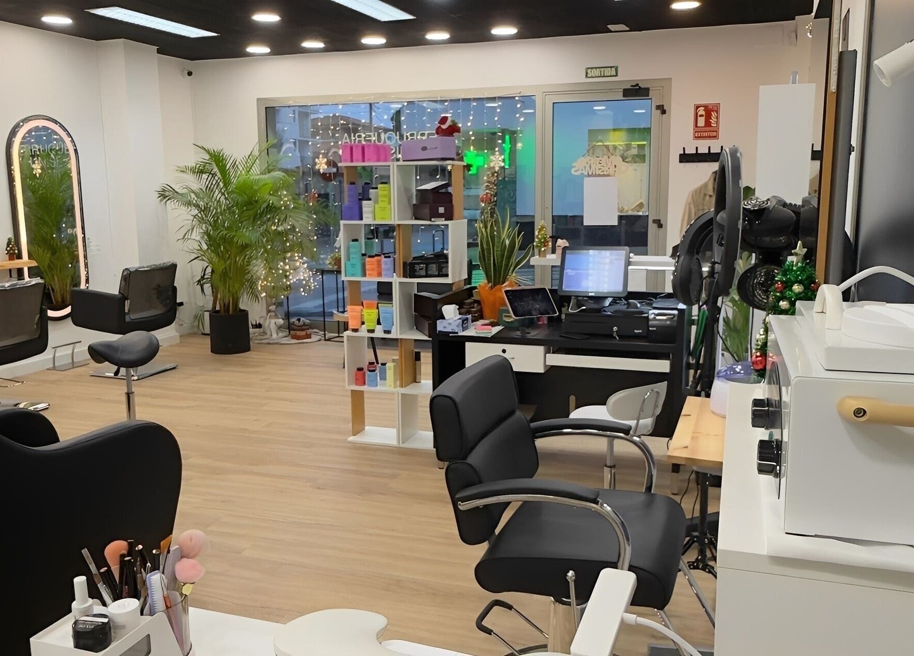 Interior moderno del salón Tais Uñas en L'Escala, Catalunya, ES, con decoración elegante y productos de belleza.