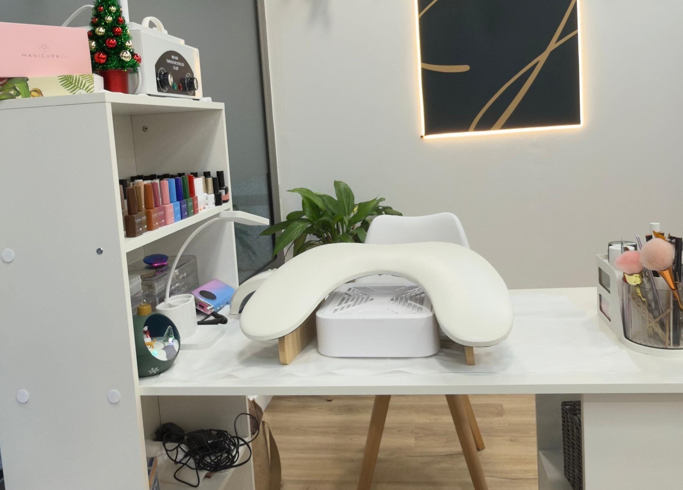 Mesa de manicura en Tais Uñas, L'Escala, Catalunya, ES, con esmaltes y herramientas de belleza.