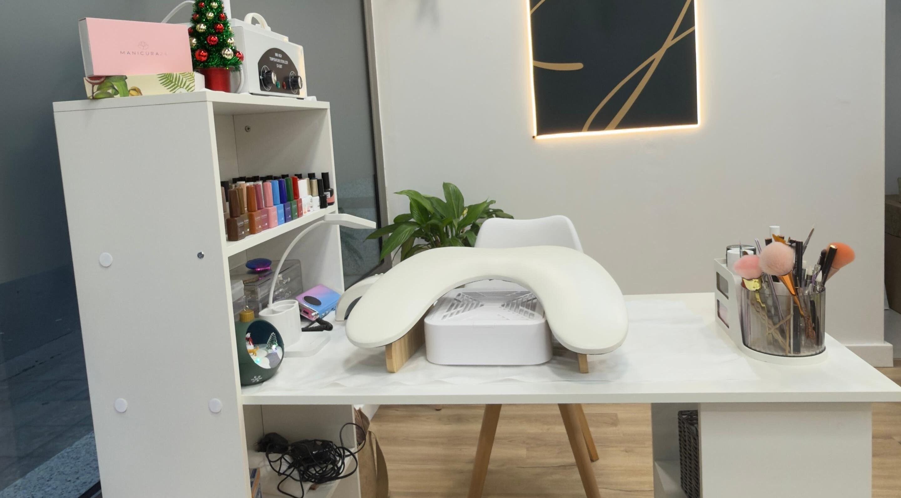 Mesa de manicura en Tais Uñas, L'Escala, Catalunya, ES, con esmaltes y herramientas de belleza.