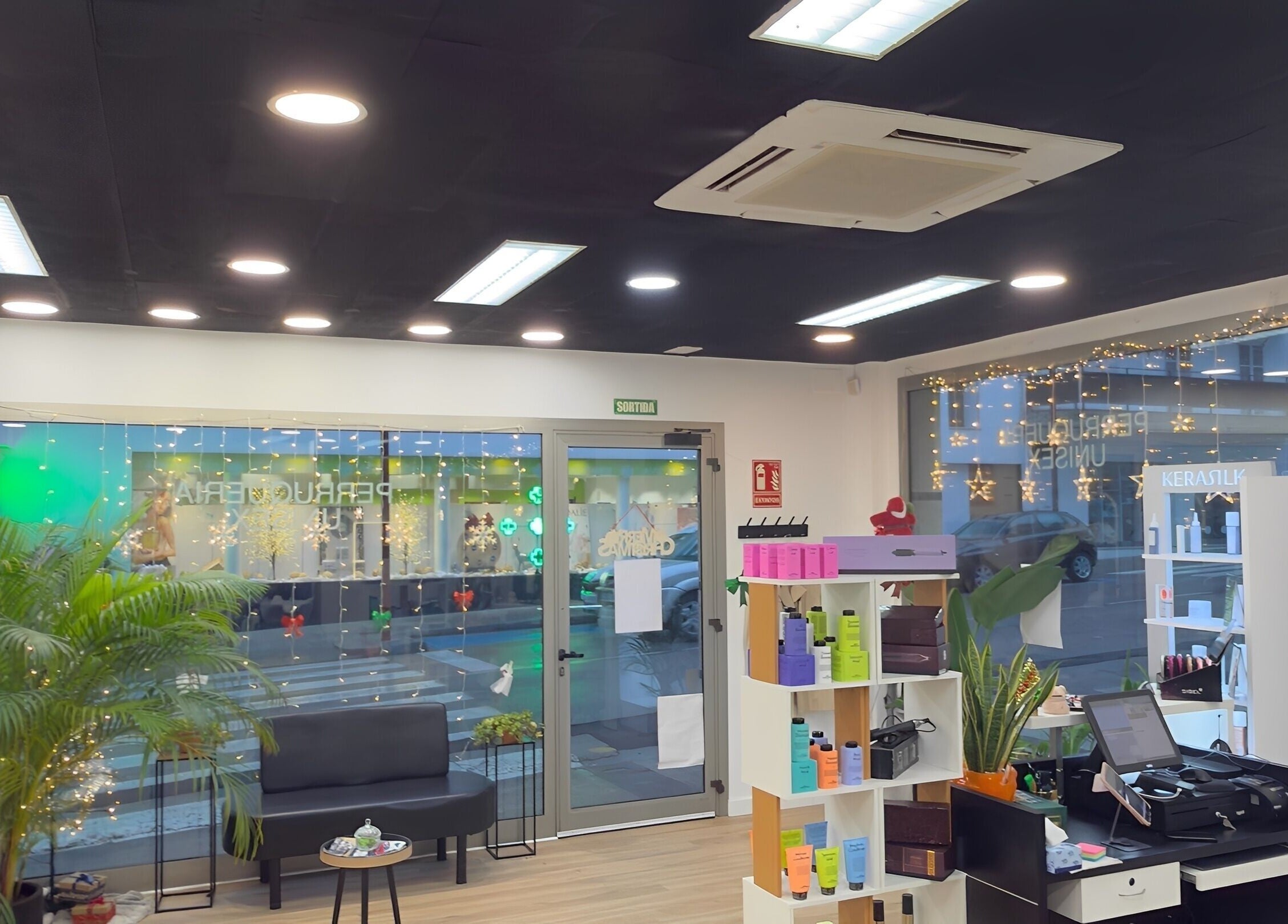 Interior moderno y acogedor de Tais Uñas en L'Escala, Catalunya, ES, con decoración elegante.