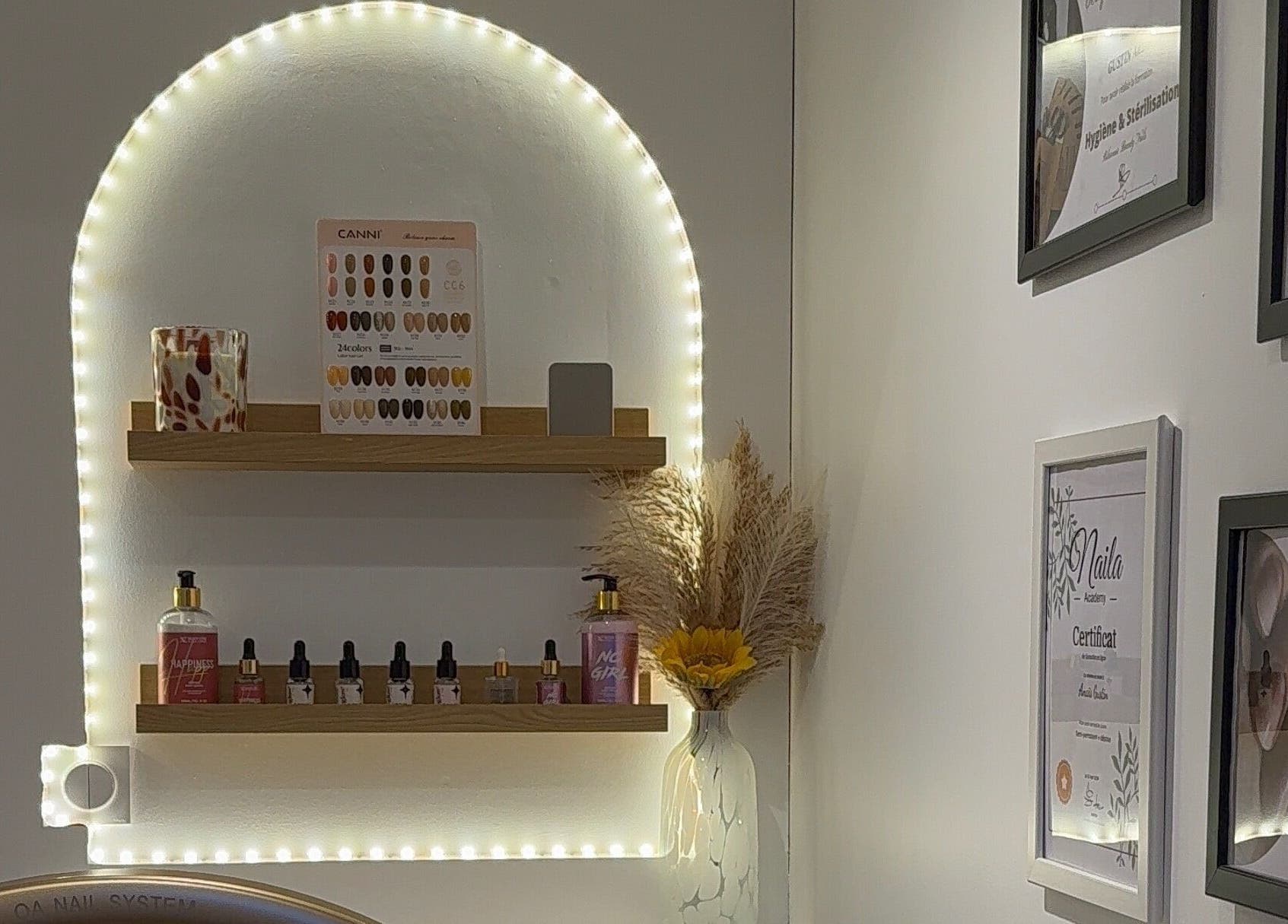 Étagères illuminées avec produits Nailseffect à Corbas, Auvergne-rhône-alpes, FR.