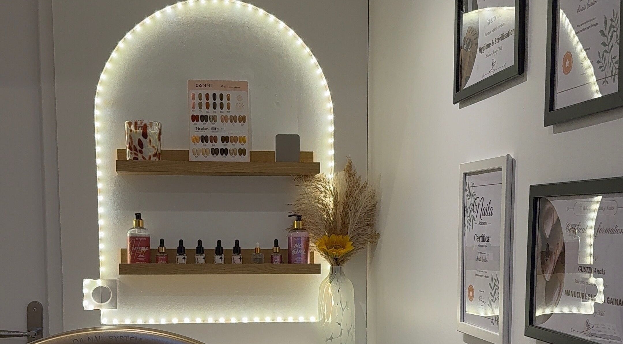 Étagères illuminées avec produits Nailseffect à Corbas, Auvergne-rhône-alpes, FR.