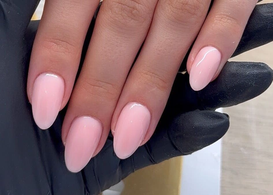 Manucure élégante à Nailseffect, Corbas, Auvergne-rhône-alpes, FR. Ongles polis et brillants.