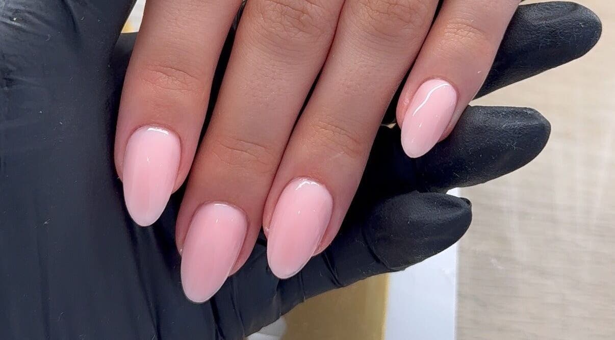 Manucure élégante à Nailseffect, Corbas, Auvergne-rhône-alpes, FR. Ongles polis et brillants.