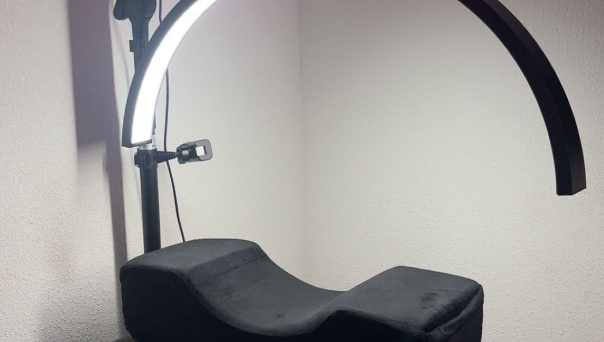 Lash extension bed with LED lighting at beautylashes13800, Istres, Provence-alpes-côte D'azur, FR.