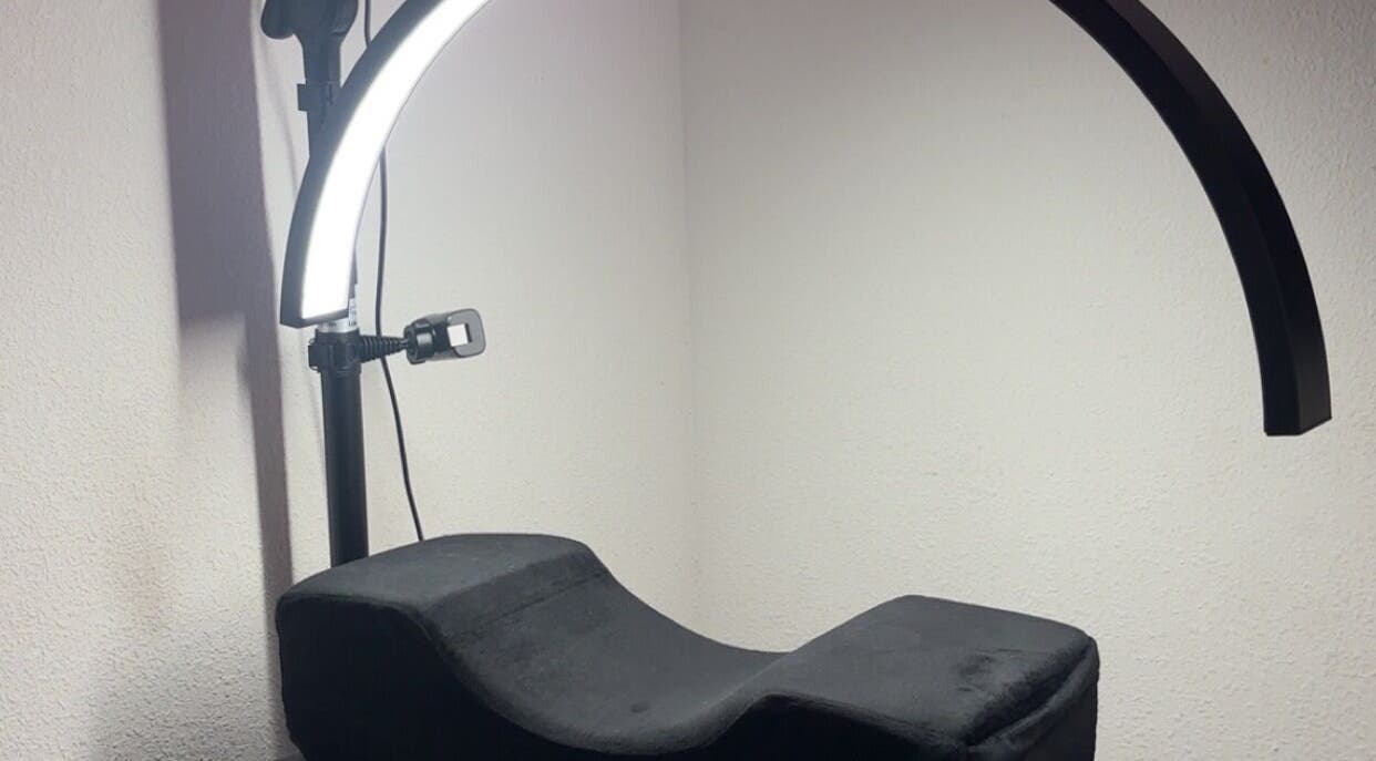 Lash extension bed with LED lighting at beautylashes13800, Istres, Provence-alpes-côte D'azur, FR.
