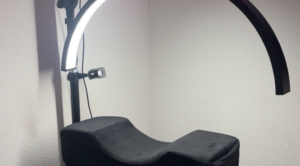 Lash extension bed with LED lighting at beautylashes13800, Istres, Provence-alpes-côte D'azur, FR.