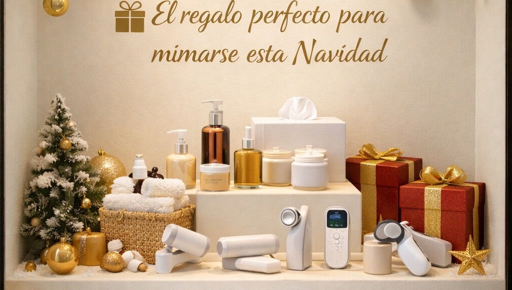 Productos de spa navideños en Eternal, Alicante, ES, adornados con regalos dorados y árbol pequeño.