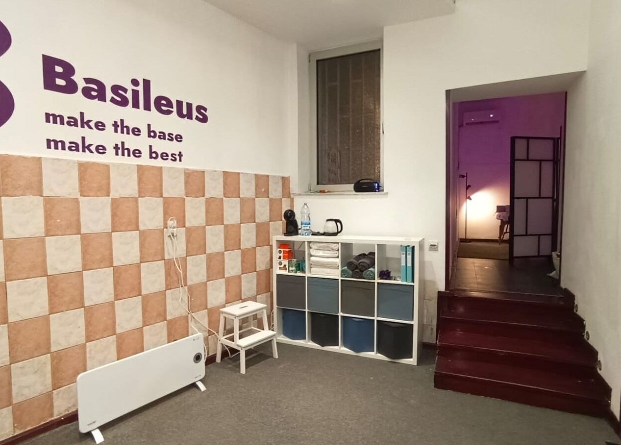 Unutrašnjost Basileus Masaža u Beogradu, RS s modernim dekorom i opuštajućim ambijentom.