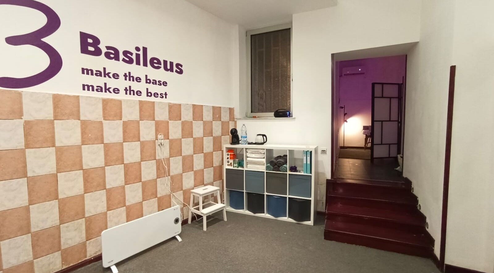 Unutrašnjost Basileus Masaža u Beogradu, RS s modernim dekorom i opuštajućim ambijentom.