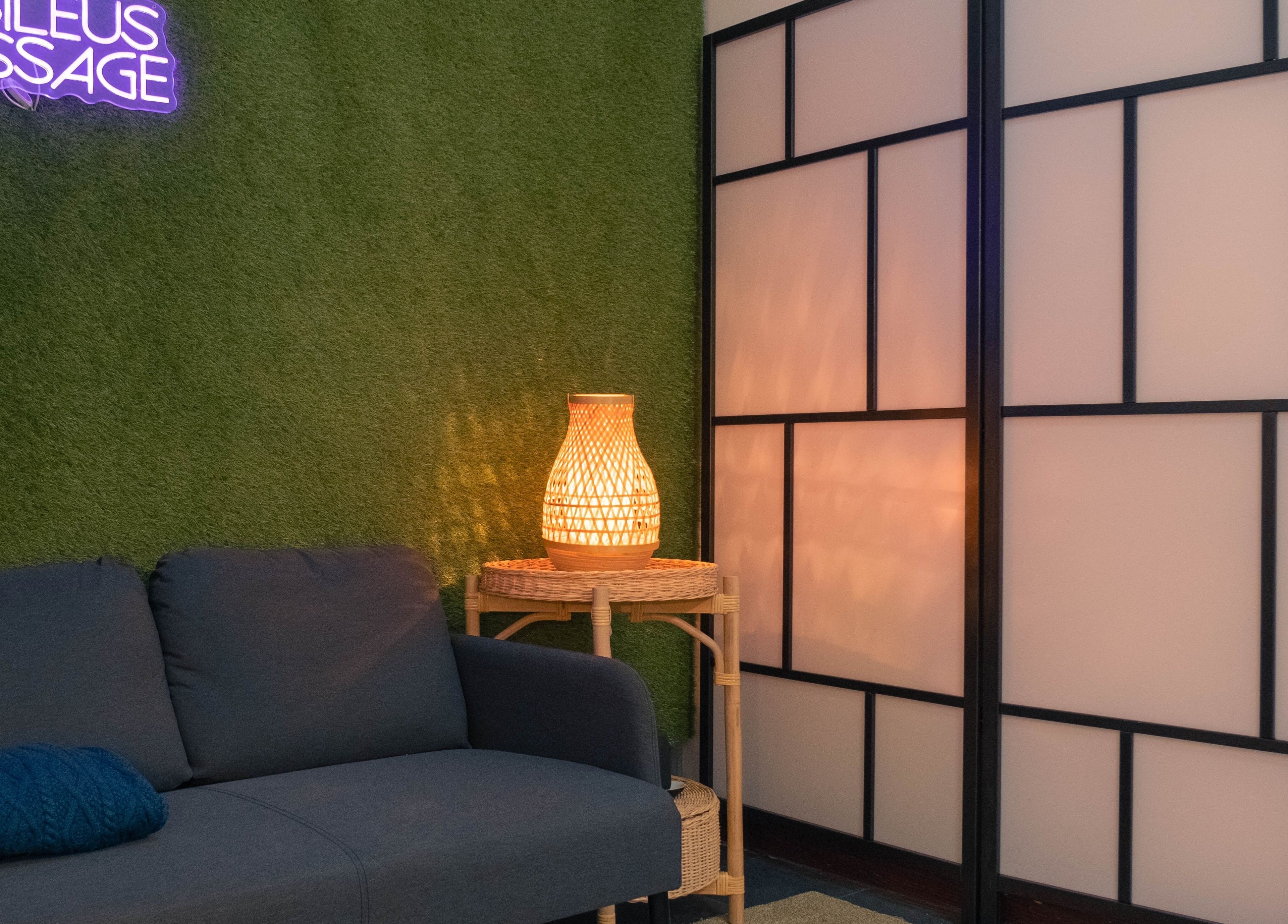 Elegantan interijer salona Basileus Masaža u Beogradu s udobnom sofom i ambijentalnom rasvjetom.