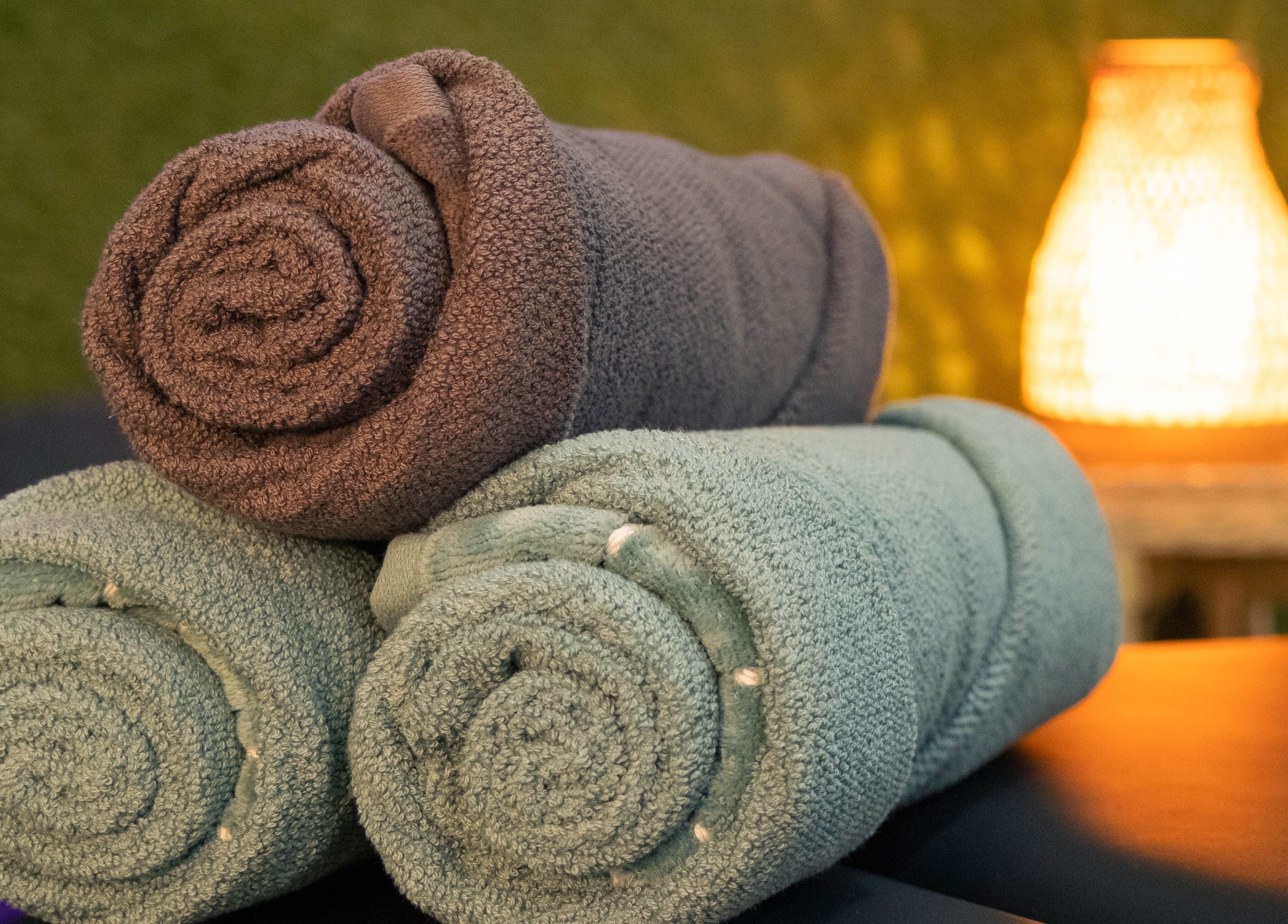 Rolani ručnici pokraj svjetiljke u Basileus Masaža, Београд, RS.