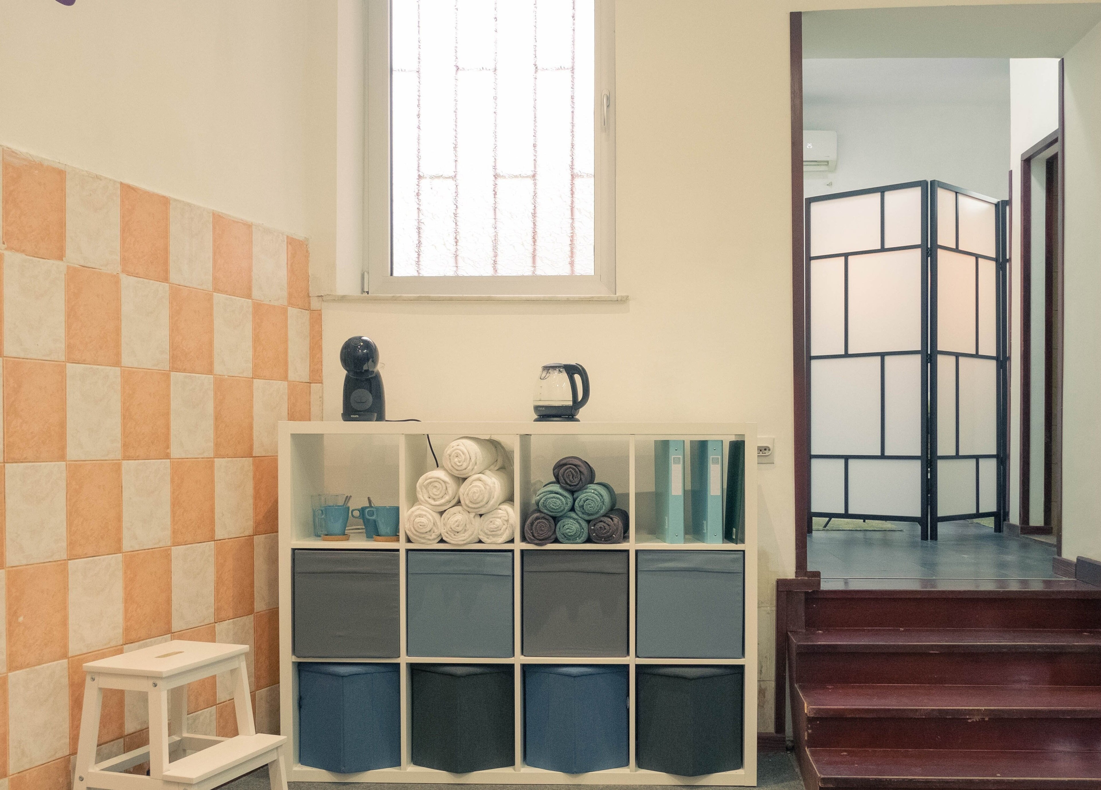 Unutrašnji prostor Basileus Masaža u Beogradu, RS s ručnicima i aparatima za kavu.