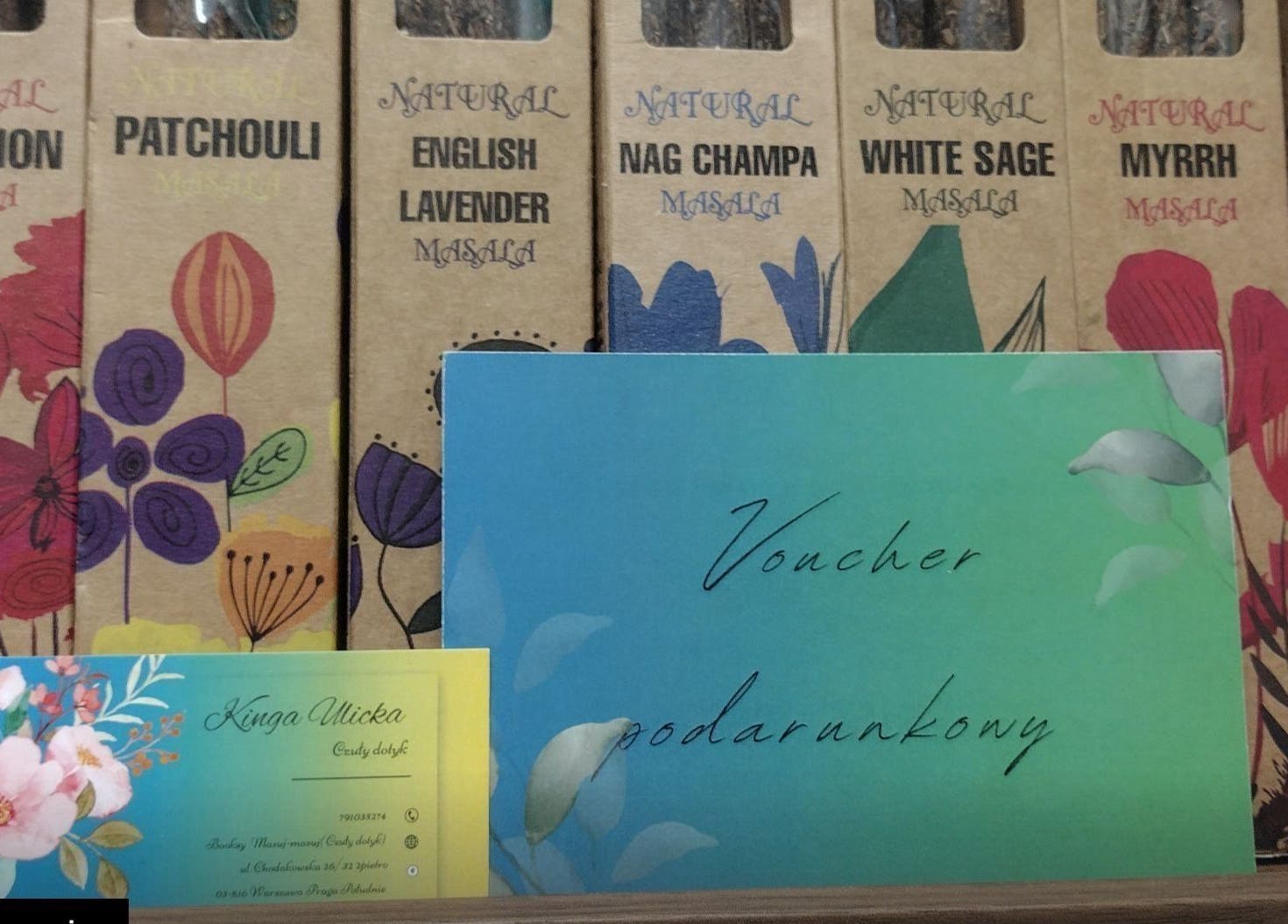 Vouchery w Czuły dotyk Kinga Ulicka, Warszawa z zestawami naturalnych kadzideł.
