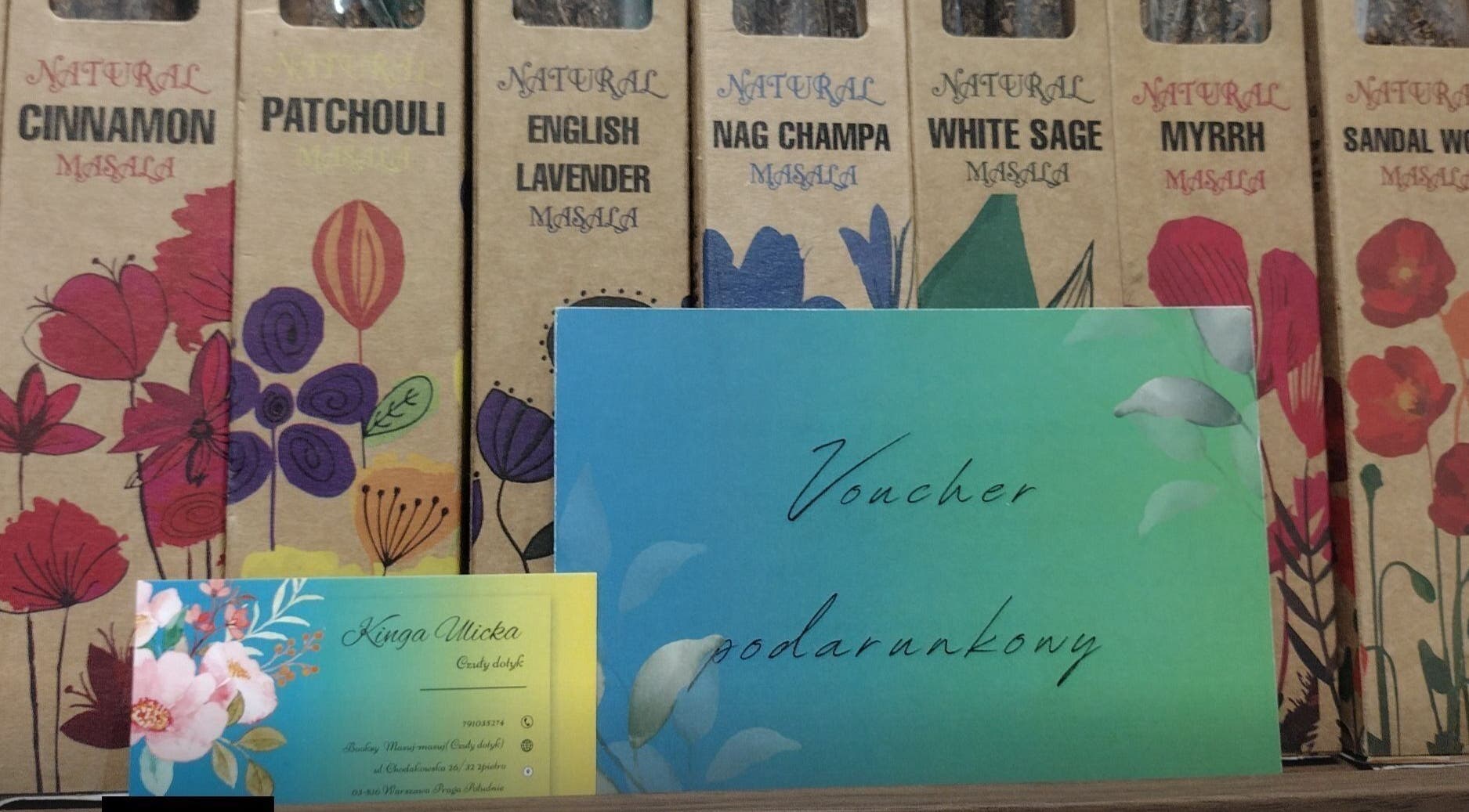 Vouchery w Czuły dotyk Kinga Ulicka, Warszawa z zestawami naturalnych kadzideł.