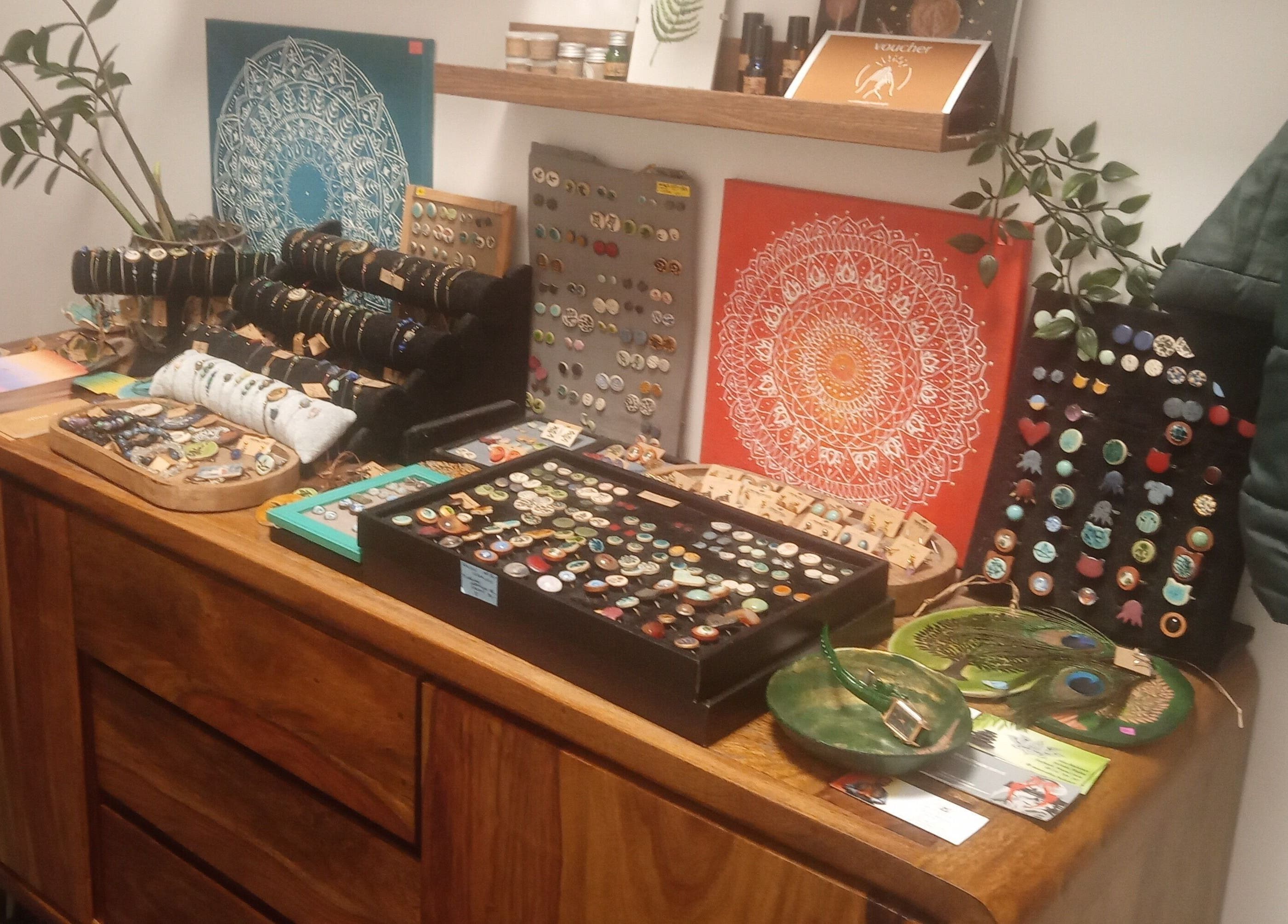 Ekspozycja biżuterii w Czuły dotyk Kinga Ulicka, Warszawa, Województwo Mazowieckie, PL.