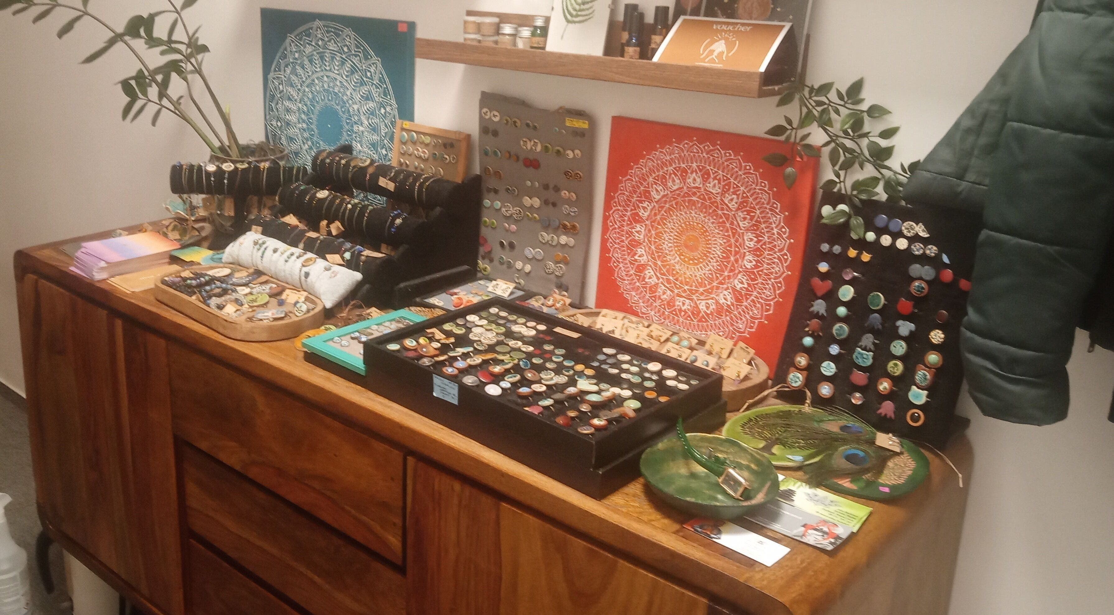 Ekspozycja biżuterii w Czuły dotyk Kinga Ulicka, Warszawa, Województwo Mazowieckie, PL.