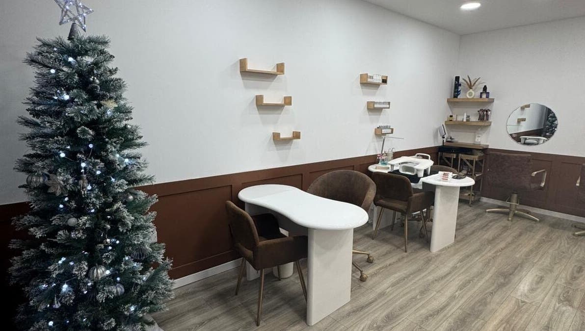 Chic nail salon at Megnificent.Nailsss in Gateshead, England, with festive decor and modern workstations.