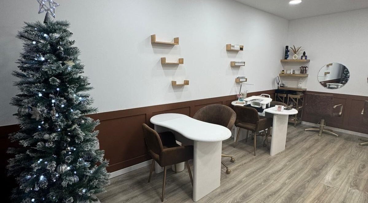 Chic nail salon at Megnificent.Nailsss in Gateshead, England, with festive decor and modern workstations.