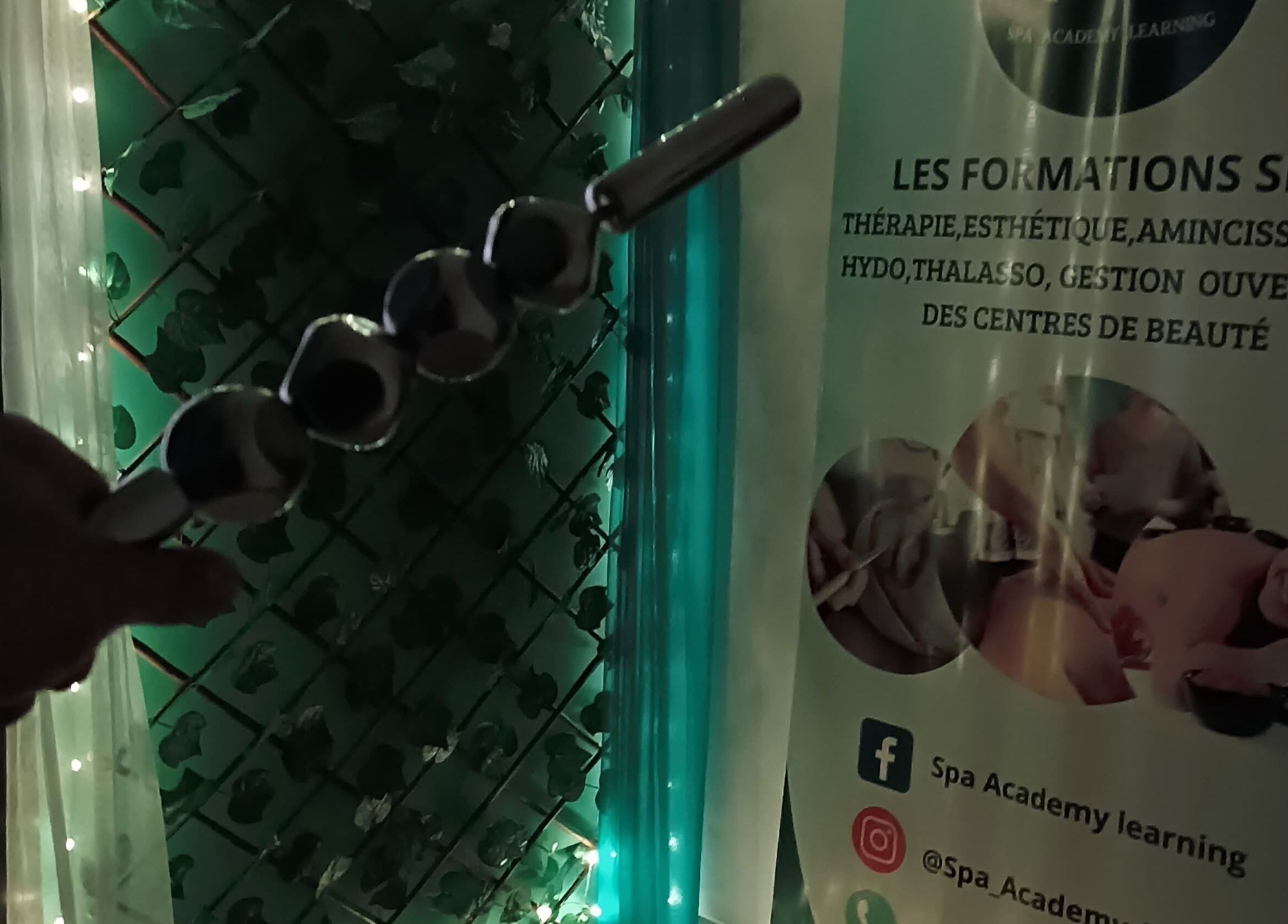 Décoration éclairée à Spa Academy learning, Casablanca, Casablanca-settat, MA, avec outils spa visibles.