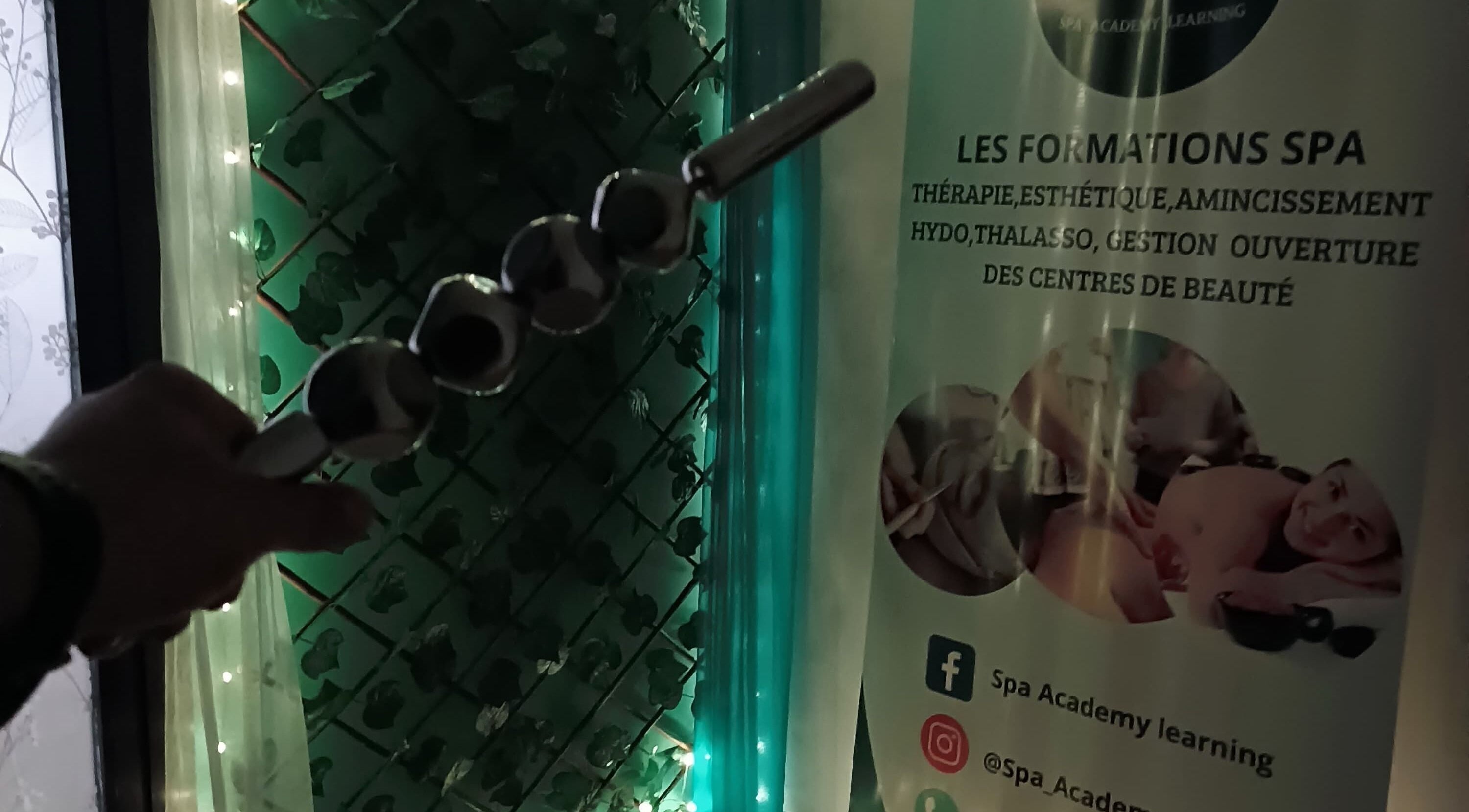 Décoration éclairée à Spa Academy learning, Casablanca, Casablanca-settat, MA, avec outils spa visibles.