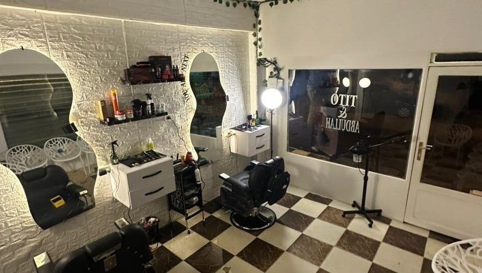 تصميم داخلي أنيق لصالون CUTS في محافظة القاهرة‬, محافظة القاهرة‬, EG بتفاصيل مرآة مضيئة وكراسي حديثة.