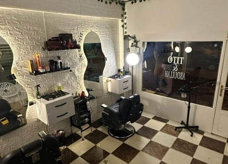 تصميم داخلي أنيق لصالون CUTS في محافظة القاهرة‬, محافظة القاهرة‬, EG بتفاصيل مرآة مضيئة وكراسي حديثة.