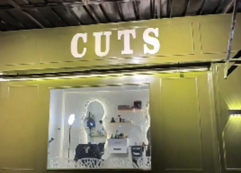 واجهة صالون CUTS المتألقة في محافظة القاهرة‬, محافظة القاهرة‬, EG.