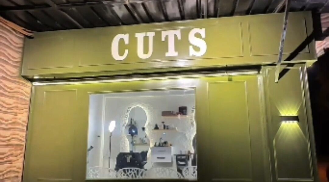 واجهة صالون CUTS المتألقة في محافظة القاهرة‬, محافظة القاهرة‬, EG.